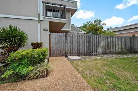 620 Commodore Dr, Plantation, FL 33325