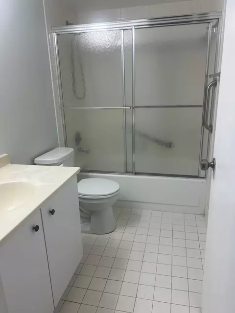 Bath - 3402 Bimini Ln #E2, Coconut Creek, FL 33066 photo 2 of 2