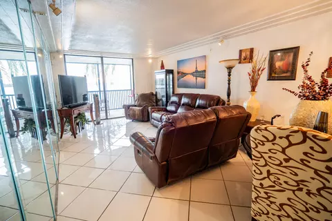 112 Lake Emerald Dr #203, Oakland Park, FL 33309