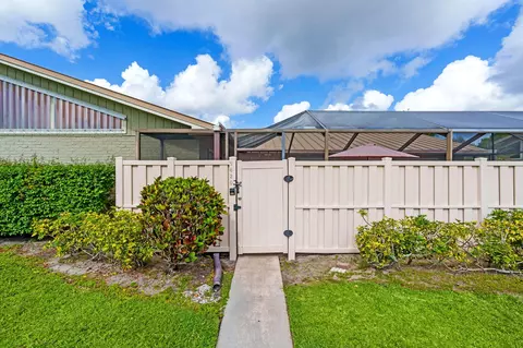 5620 Eagle Lake Dr, Palm Beach Gardens, FL 33418