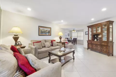 4270 NW 40th St #205, Lauderdale Lakes, FL 33319