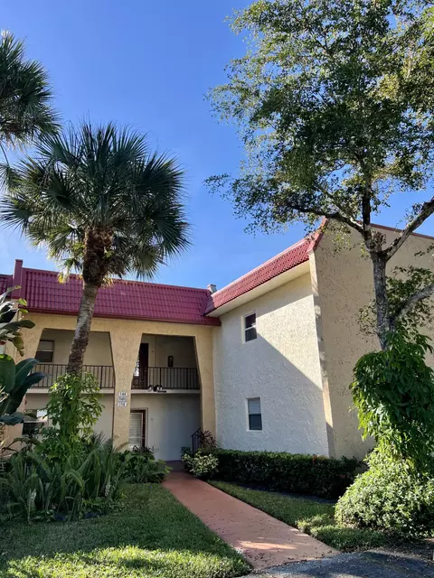 156 Lake Evelyn Dr, West Palm Beach, FL 33411