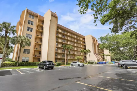3001 W Rolling Hills Cir #301, Davie, FL 33328