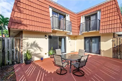 9951 NW 6th Ct, Plantation, FL 33324