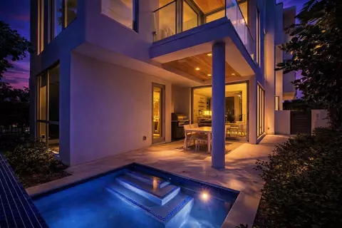 1070 Del Harbour Dr, Delray Beach, FL 33483
