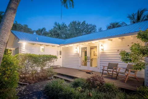 Exterior - 547 SW Riverview St, Stuart, FL 34994 photo 4 of 17