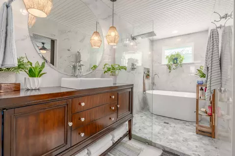 Bath - 547 SW Riverview St, Stuart, FL 34994 photo 4 of 5
