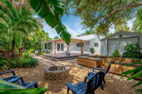 Exterior - 547 SW Riverview St, Stuart, FL 34994 photo 14 of 17