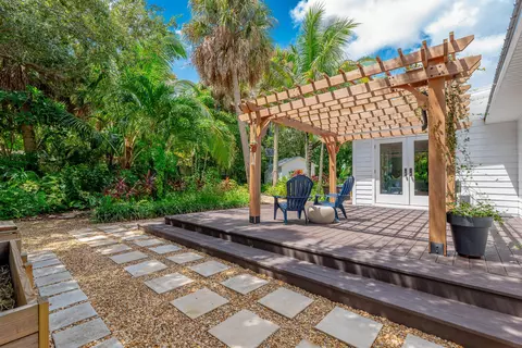 Exterior - 547 SW Riverview St, Stuart, FL 34994 photo 13 of 17