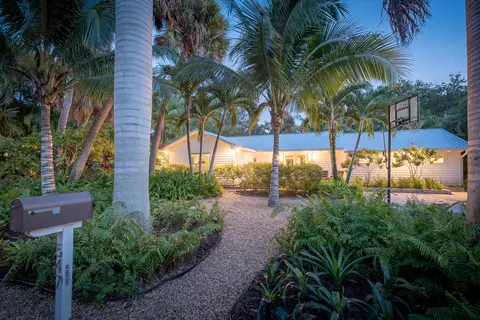 Exterior - 547 SW Riverview St, Stuart, FL 34994 photo 2 of 17