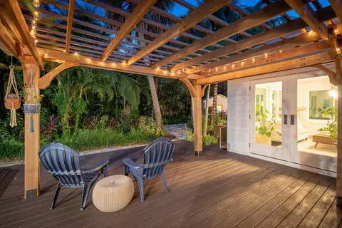 Exterior - 547 SW Riverview St, Stuart, FL 34994 photo 8 of 17