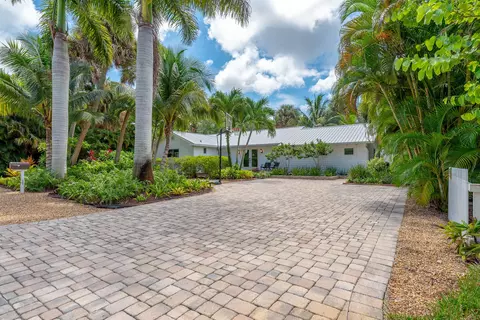 Exterior - 547 SW Riverview St, Stuart, FL 34994 photo 11 of 17