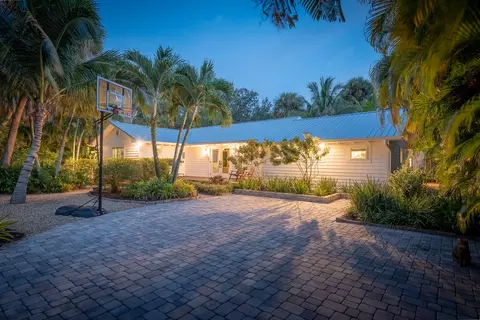 Exterior - 547 SW Riverview St, Stuart, FL 34994 photo 3 of 17