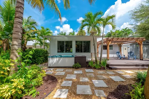 Exterior - 547 SW Riverview St, Stuart, FL 34994 photo 16 of 17