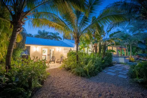 Exterior - 547 SW Riverview St, Stuart, FL 34994 photo 7 of 17
