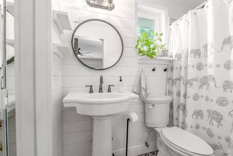 Bath - 547 SW Riverview St, Stuart, FL 34994 photo 5 of 5