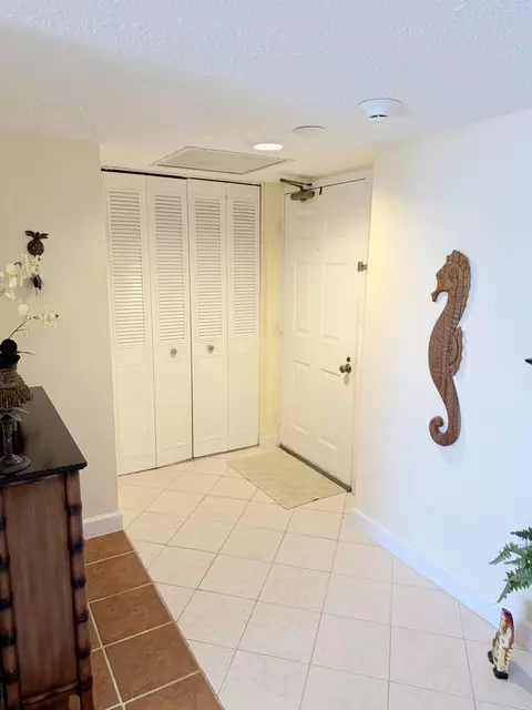 5600 N Flagler Dr #404, West Palm Beach, FL 33407