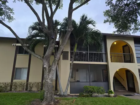 317 Pine Ridge Cir, Greenacres, FL 33463
