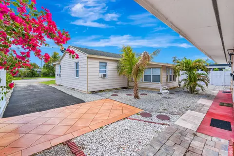 505 Foresteria Dr, Lake Park, FL 33403