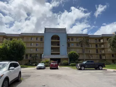 2820 Tennis Club Dr #401, West Palm Beach, FL 33417