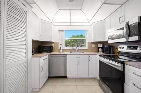 9330 E Sunrise Lakes Blvd E #104, Sunrise, FL 33322