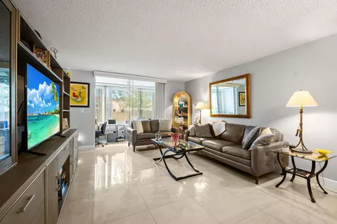 9330 Sunrise Lakes Blvd #104, Sunrise, FL 33322