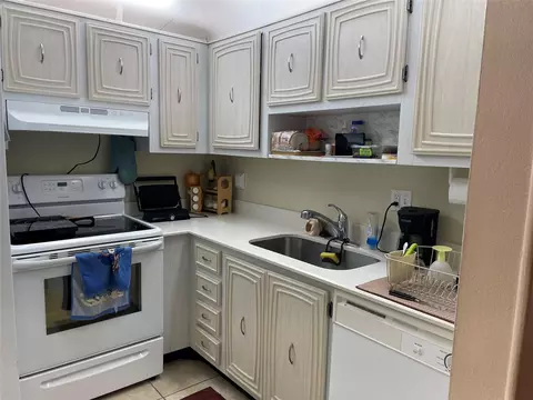 2821 Somerset Dr #118, Lauderdale Lakes, FL 33311