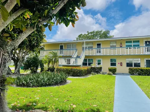 277 Chatham N, West Palm Beach, FL 33417