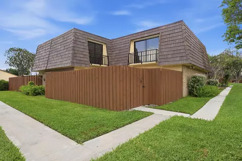 521 Springdale Cir, Palm Springs, FL 33461