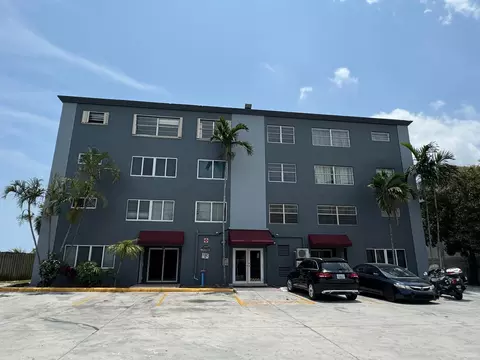 1060 Crystal Lake Dr #101, Pompano Beach, FL 33064