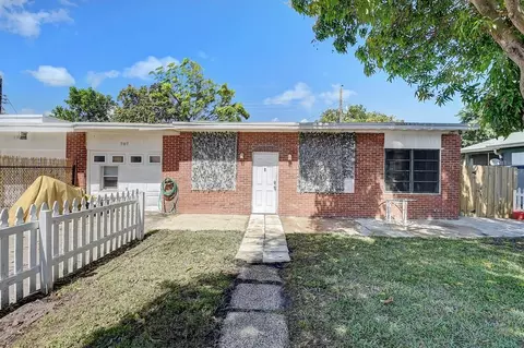 707 SW 9th Ct, Delray Beach, FL 33444
