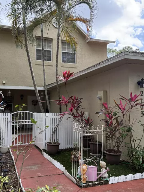 2103 Maplewood Dr, Greenacres, FL 33415