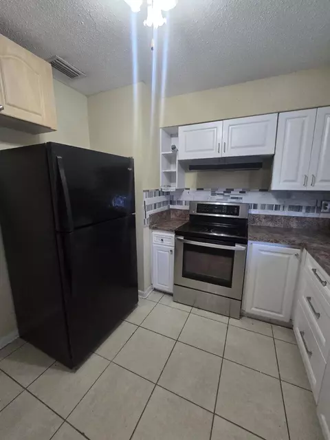 Kitchen - 3751 NW 36th St, Okeechobee, FL 34972 photo 3 of 3