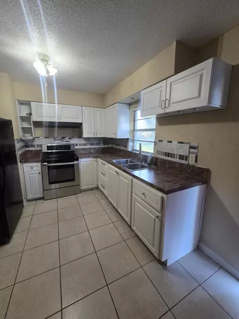 Kitchen - 3751 NW 36th St, Okeechobee, FL 34972 photo 2 of 3