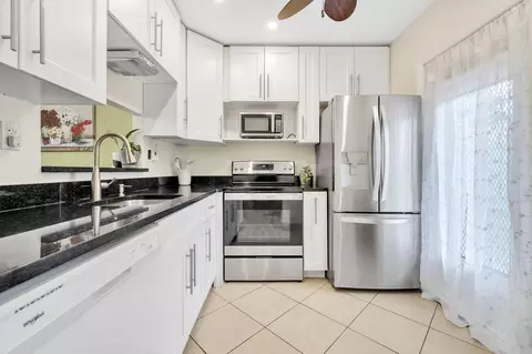 4805 NW 35th St #412, Lauderdale Lakes, FL 33319