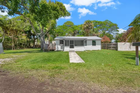 390 Baysinger Ave, Fort Pierce, FL 34982