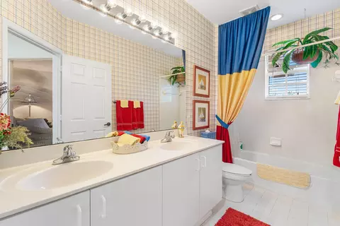 Bath - 123 Via Castilla, Jupiter, FL 33458 photo 2 of 5