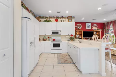 Kitchen - 123 Via Castilla, Jupiter, FL 33458 photo 2 of 4