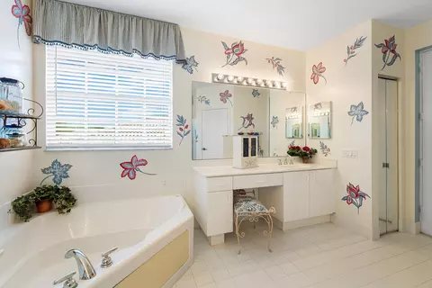 Bath - 123 Via Castilla, Jupiter, FL 33458 photo 4 of 5
