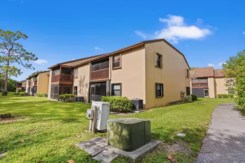 402 Lakeview Dr E, Royal Palm Beach, FL 33411