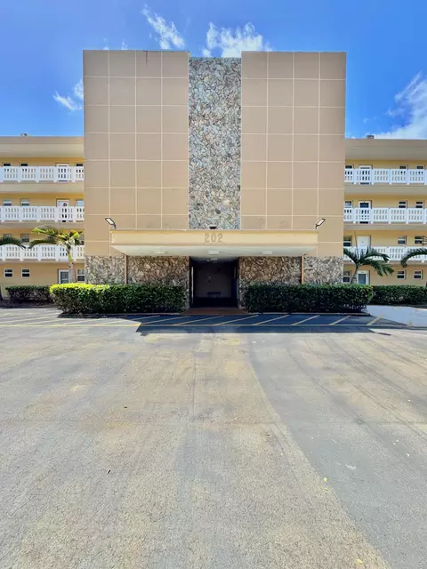 202 SE 10th St #105, Dania Beach, FL 33004
