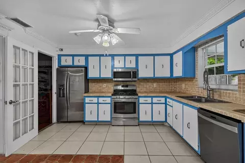 Kitchen - 3213 Dover Rd, Pompano Beach, FL 33062 photo 2 of 5