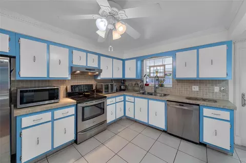 Kitchen - 3213 Dover Rd, Pompano Beach, FL 33062 photo 3 of 5
