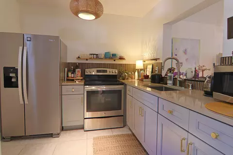 1000 NE 12th Ave #106, Hallandale Beach, FL 33009