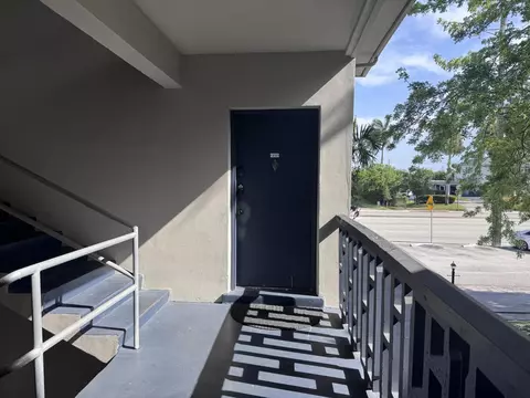 Exterior - 1150 E Sample Rd, Pompano Beach, FL 33064 photo 2 of 5
