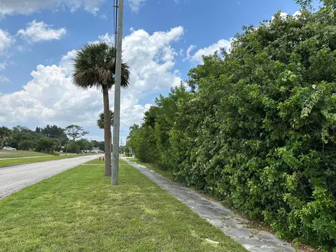 1654 N Central Ave, Sebastian, FL 32958