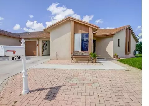 9709 Sunny Isle Cir, Boca Raton, FL 33428