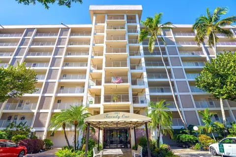 2661 S Course Dr #707, Pompano Beach, FL 33069