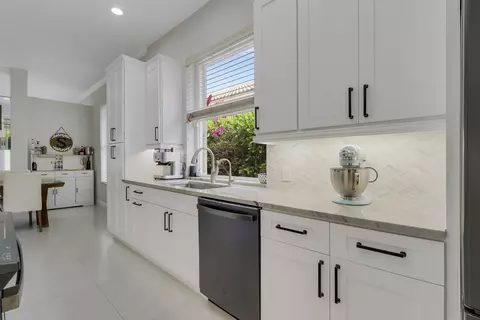 Kitchen - 167 E Hampton Way, Jupiter, FL 33458 photo 3 of 7
