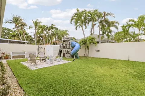 Exterior - 167 E Hampton Way, Jupiter, FL 33458 photo 6 of 8